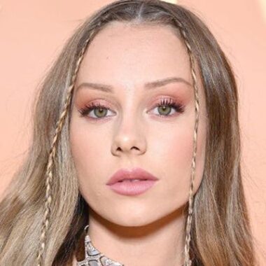 Эстер Экспозито